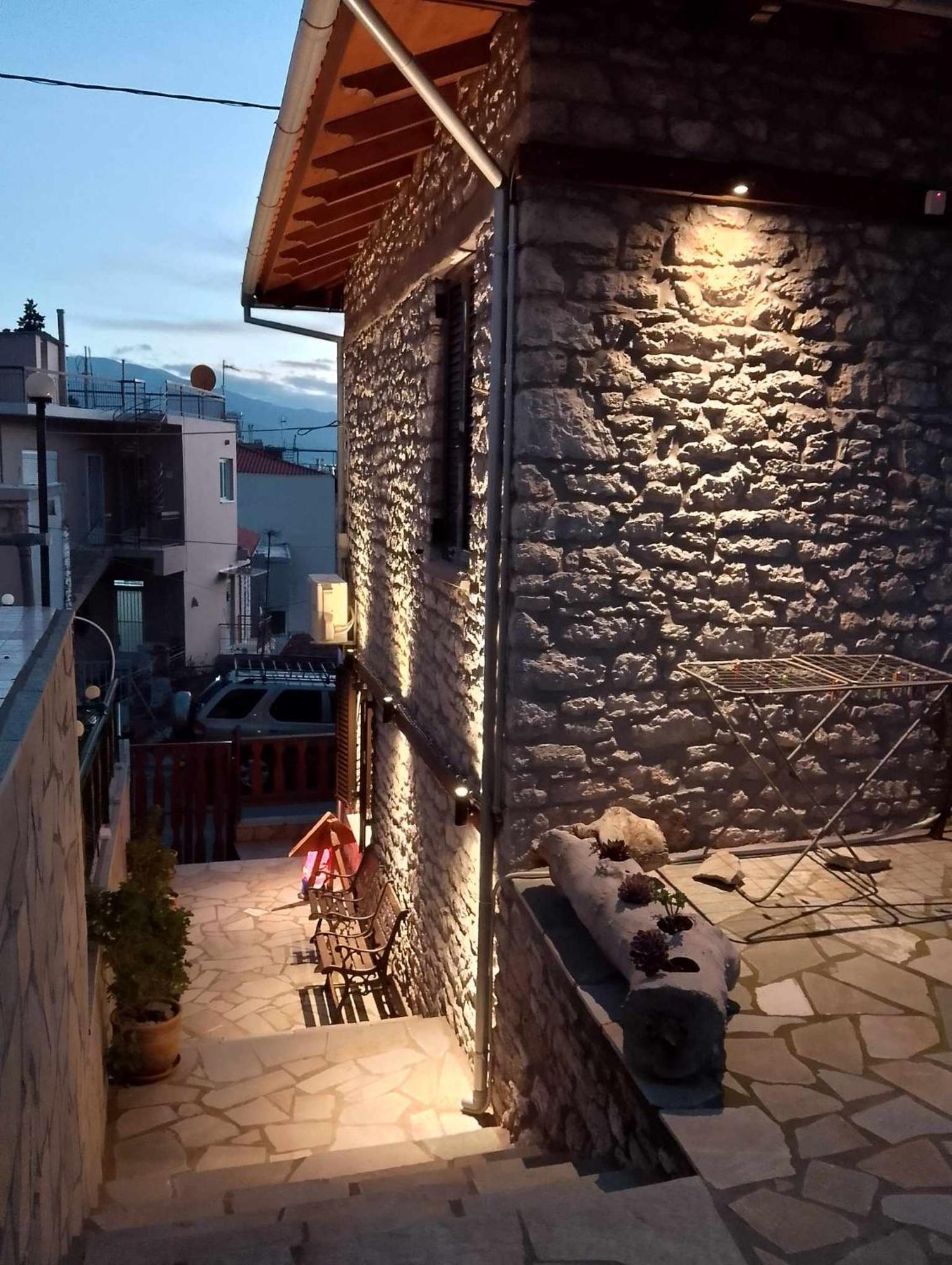 NafpaktosΑυθεντικό Πετρινο Στην Ναύπακτοアパートメント 部屋 写真