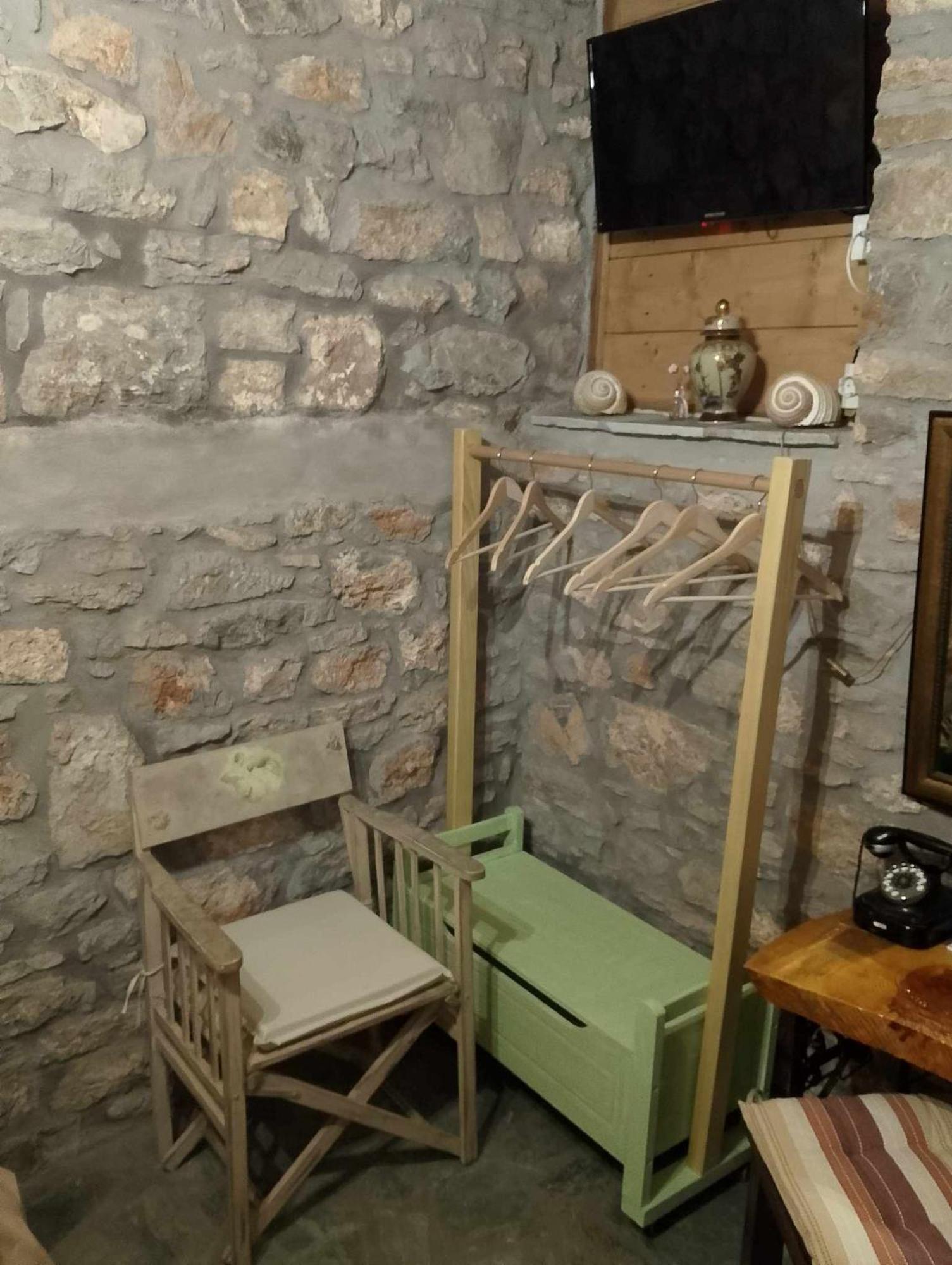 NafpaktosΑυθεντικό Πετρινο Στην Ναύπακτοアパートメント 部屋 写真